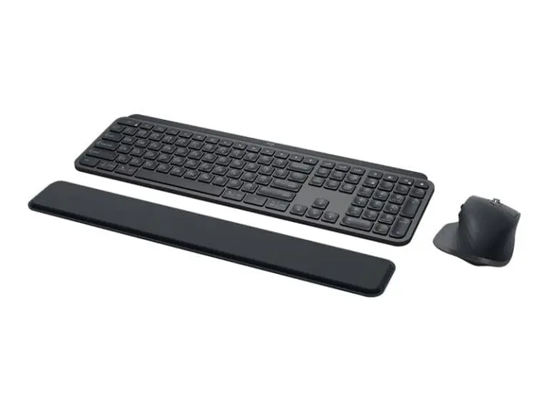 Klawiatura Logitech, myszka Logitech oraz podkładka skierowana w prawą stroną 