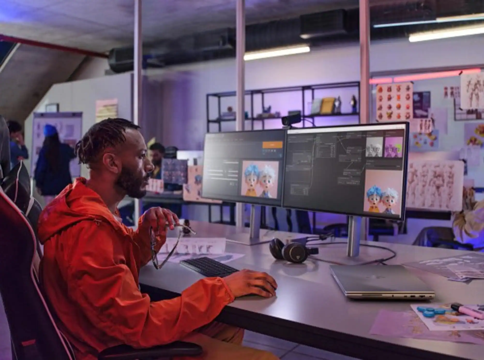HP ZBook Fury G1i, model C70XDET z rozdzielczością 1920x1200 i matrycą IPS oraz częstotliwością 60hz Mężczyzna w czerwonej bluzie pracujący przy dwoch monitorach i mobilnej stacji roboczej HP ZBook G1i. Na ekranie widoczny jest program do modelowania 3D