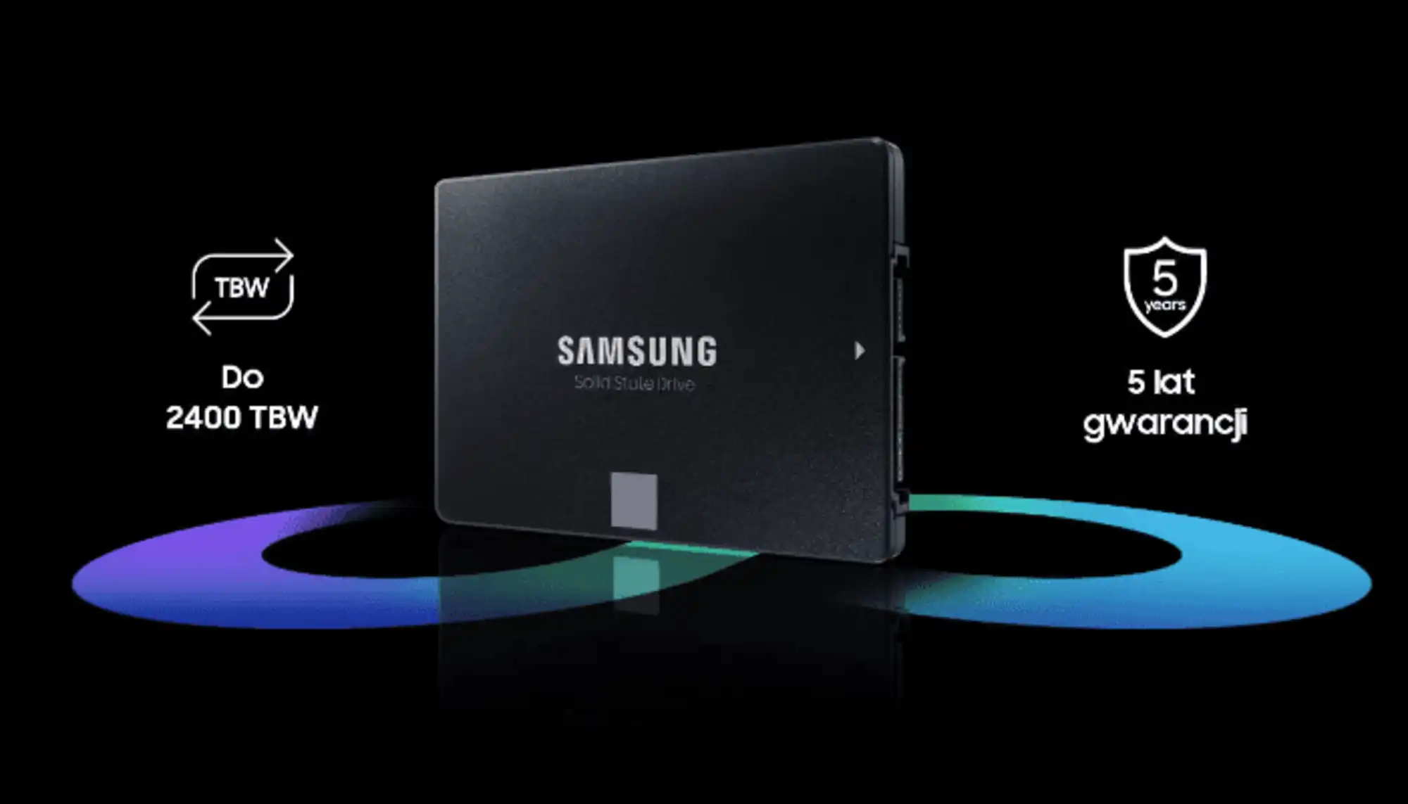 Dysk Samsung stoi na swojej dłuższej krawędzi w pozycji pionowej, pod nim znajduje się znak nieskończoności w gradiencie, od lewej - fiolet, turkus, błękit. Po prawej stronie znajduje się napis z ikoną 5 lat gwarancji, po lewej Do 2400 TBW