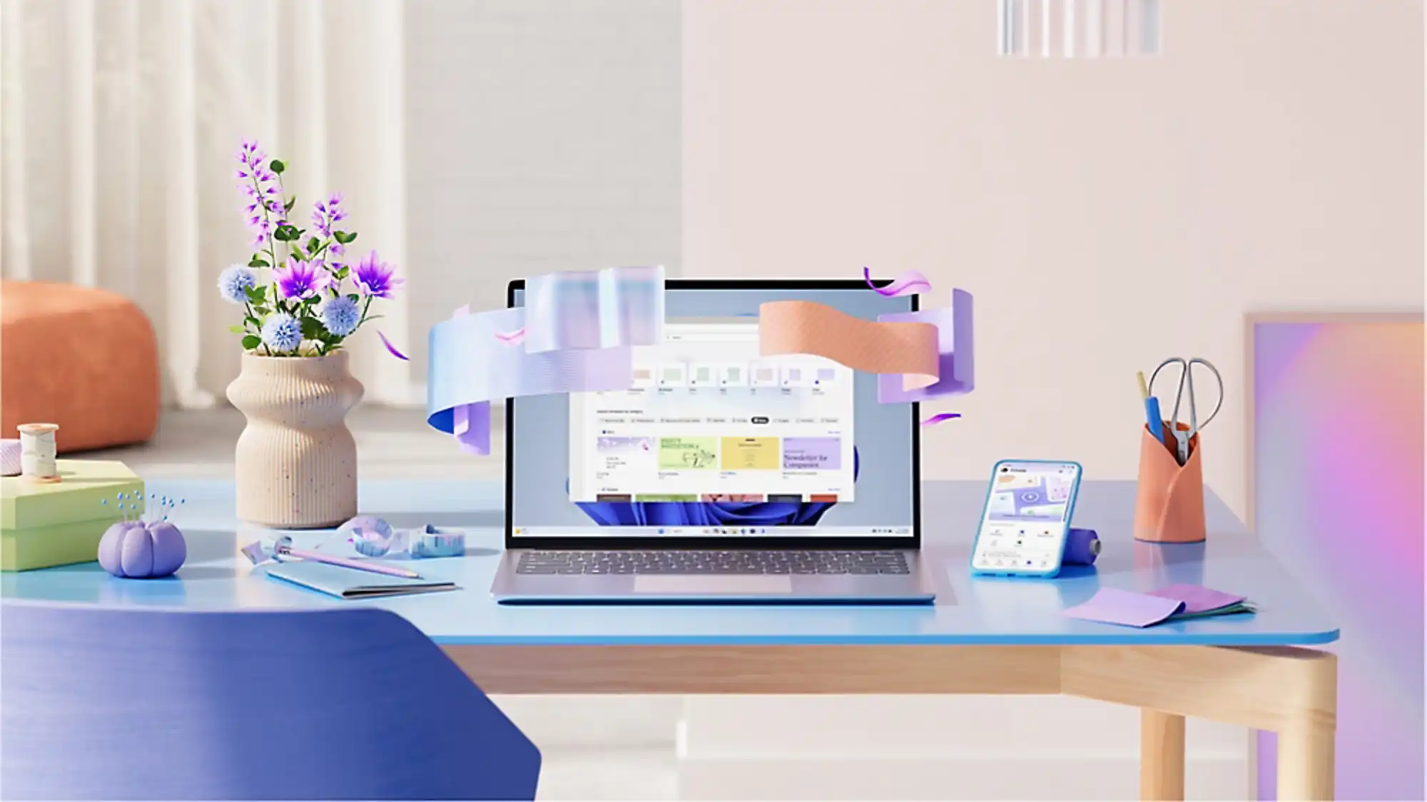Niebieski stolik z nogami z jasnego drewna, stoi na nim laptop, wokół którego unoszą się fioletowo pomarańczowe elementy nawiązujące do programów Microsoft 365. Bliżej kamery widać fioletowe krzesło, a obok laptopa na stoliku stoi kulka z powbijanymi szpilkami, ołówek na notesie, a także pudełko na ktorym stoją nici. Obok stoi wazon z fioletowymi kwiatami